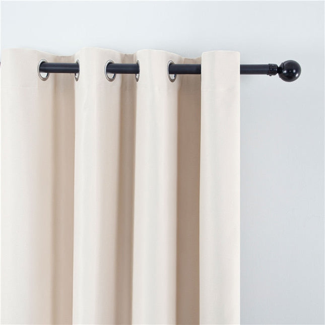 Ensfarget beige mørkleggingsgardin med maljer