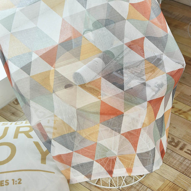 Florlett gardin med fargerikt geometrisk mønster