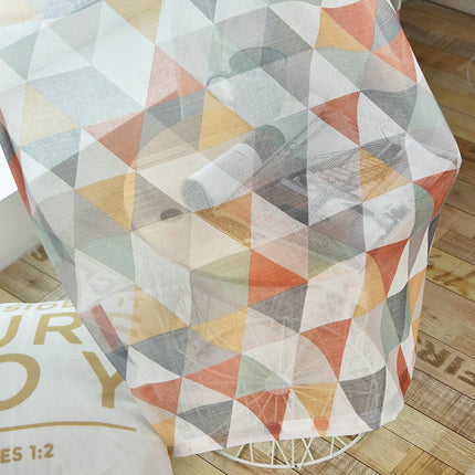 Florlett gardin med fargerikt geometrisk mønster