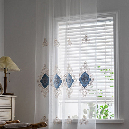 Florlett gardin med brodert barokkmotiv