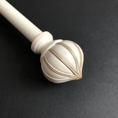 Vintage gardinstang med dekorative endestykker