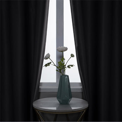 Antrasittgrå mørkleggingsgardin Salto i sateng