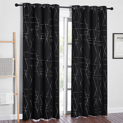 Svart lystett gardin med sølvstriper