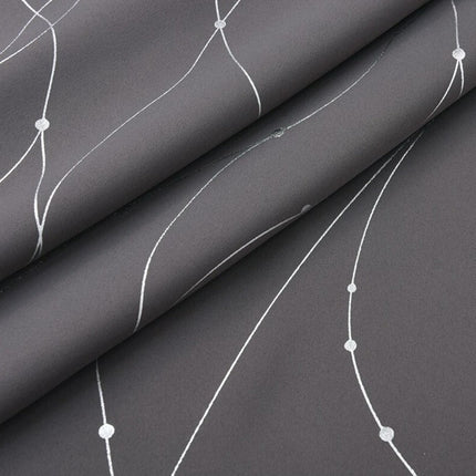 Grå lystett gardin med sølvdetaljer