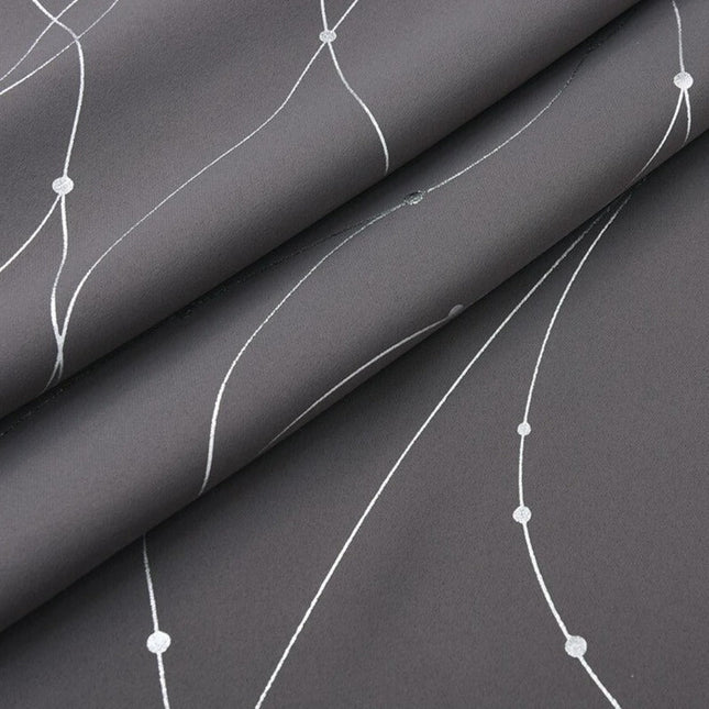 Grå lystett gardin med sølvdetaljer