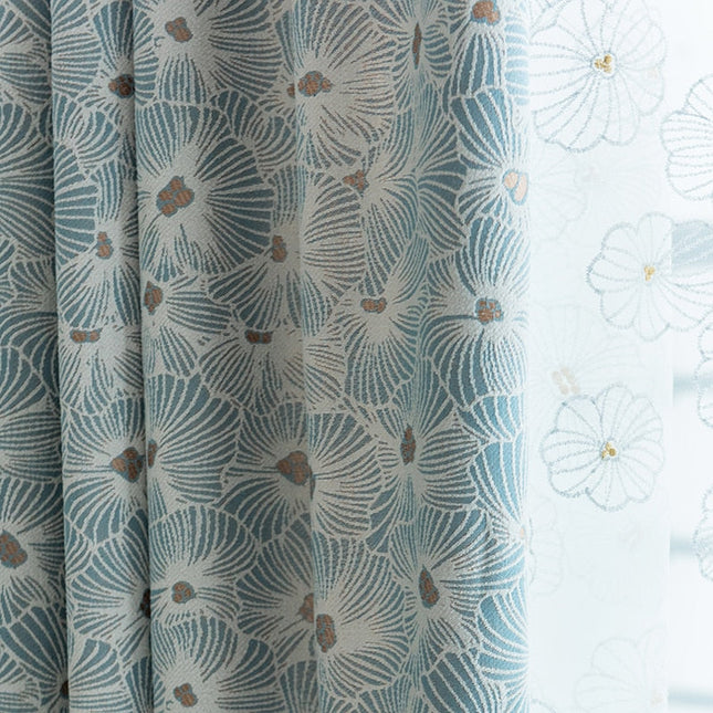 Mønstret mørkleggingsgardin med delikat blomstermotiv