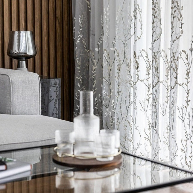 Tynn gardin med brodert greinmønster