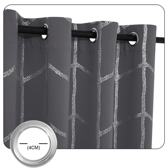 Lystett gardin med geometrisk sølvmønster