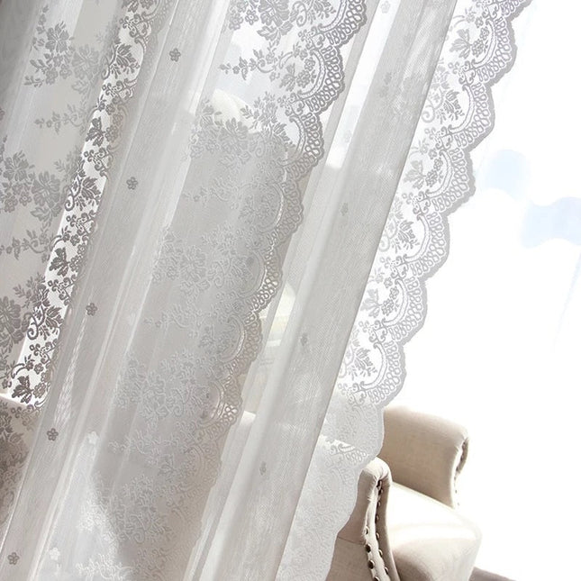 Elegant blonde gardin med blomstermotiv