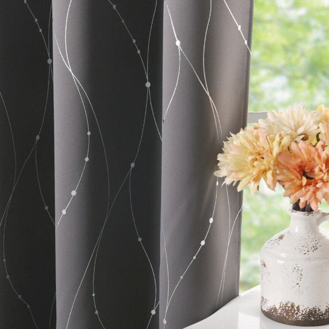 Grå lystett gardin med sølvdetaljer