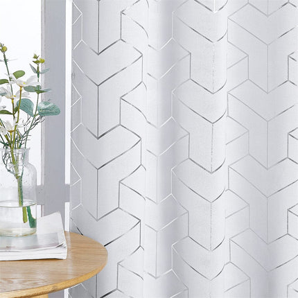 Hvit lystett gardin med geometrisk trykk