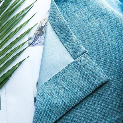 Blå gardin med linstruktur og detaljer