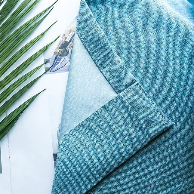 Blå gardin med linstruktur og detaljer