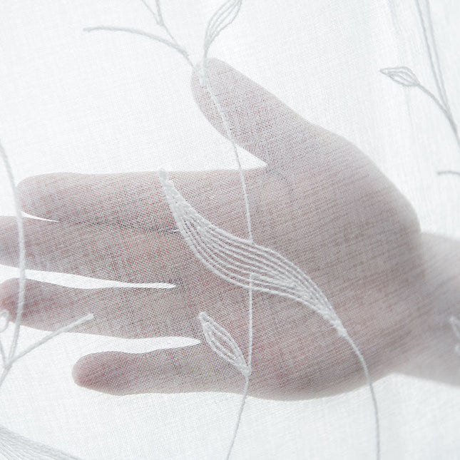 Lett gardin med botanisk mønster