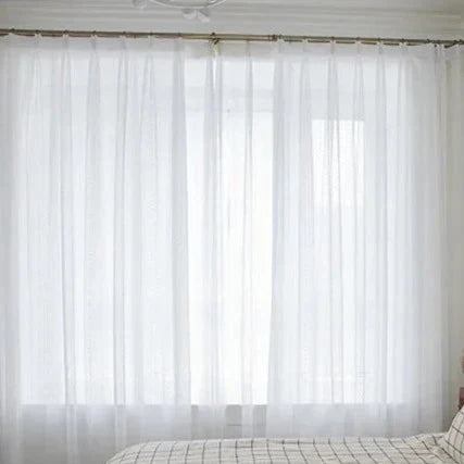 Hvit tynn gardin med diskret broderi