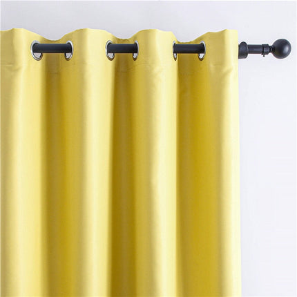 Solgul lystett gardin med maljer