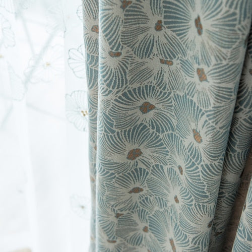 Mønstret mørkleggingsgardin med delikat blomstermotiv