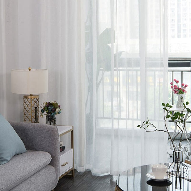 Lett gardin med subtil glittereffekt