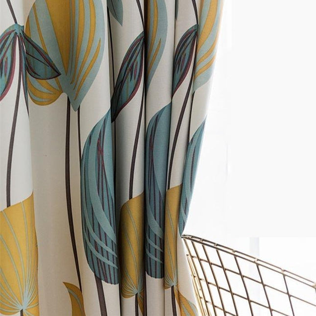 Gardin med fargerikt skandinavisk mønster