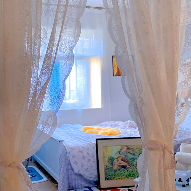 Klassisk nett-tyllgardin med blomsterdekor