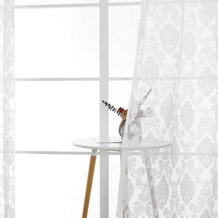 Hvit voilegardin med damaskmønster