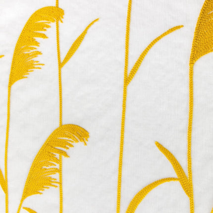 Tynn gardin med broderte gule strå