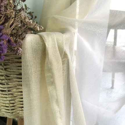 Tynn gardin med glitrende effekt