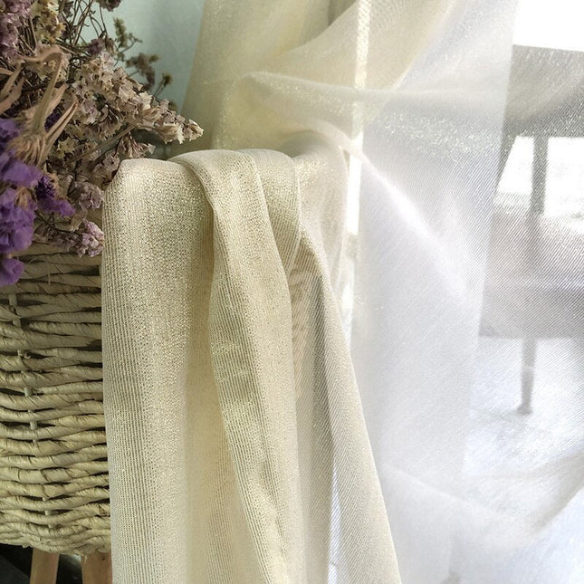 Tynn gardin med glitrende effekt