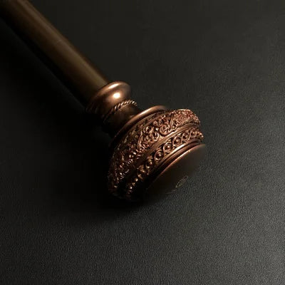 Vintage gardinstang med dekorative endestykker