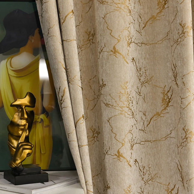 Elegant gardin med gyllent mønster