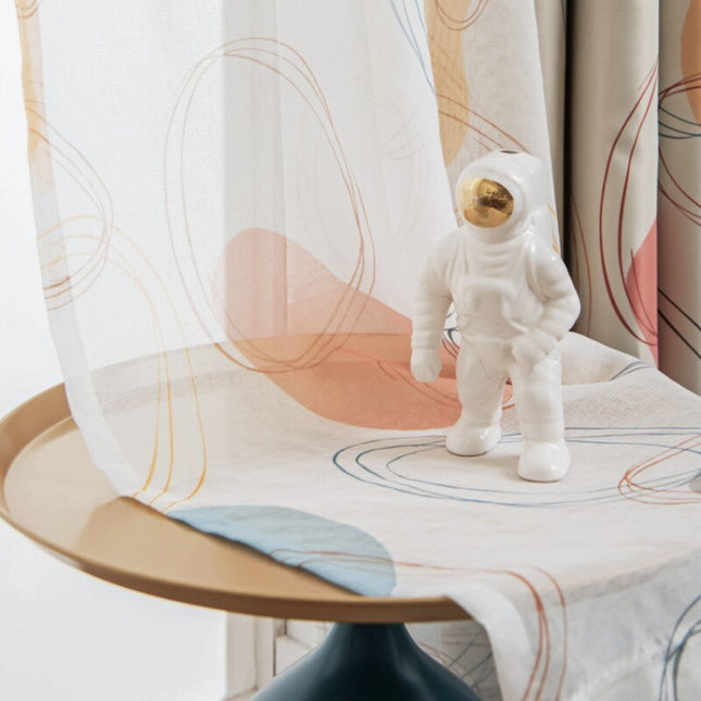 Okerfarget gardin Kotra med abstrakt mønster