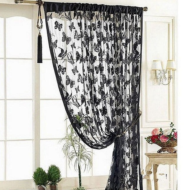 Tynn gardin med vakkert sommerfuglmønster