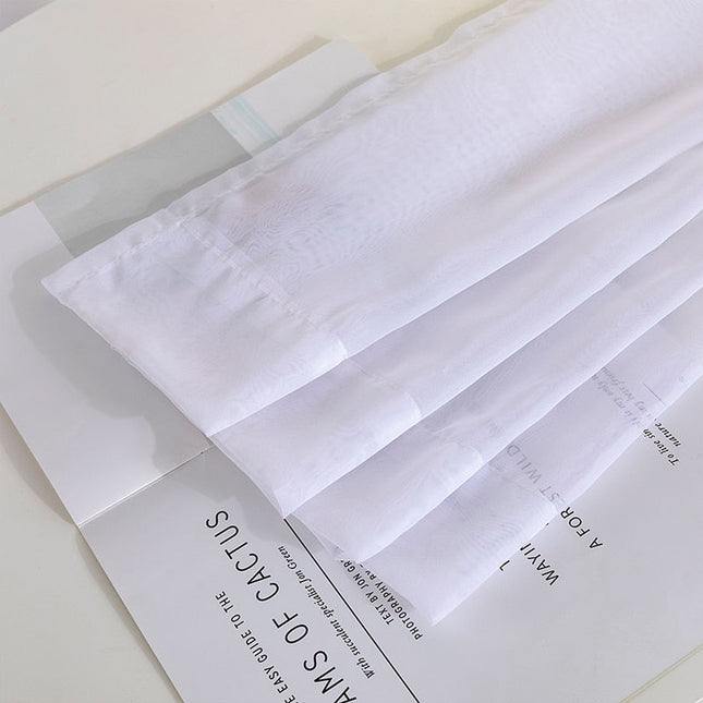 Gjennomsiktig tyllgardin med maljer til stue