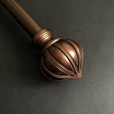 Vintage gardinstang med dekorative endestykker