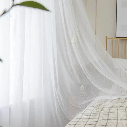 Hvit tynn gardin med diskret broderi