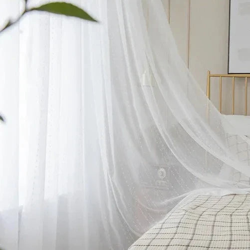 Hvit tynn gardin med diskret broderi