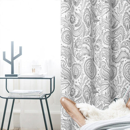 Dekorativ gardin med grått paisleymønster