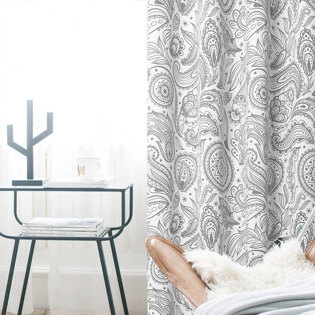 Dekorativ gardin med grått paisleymønster