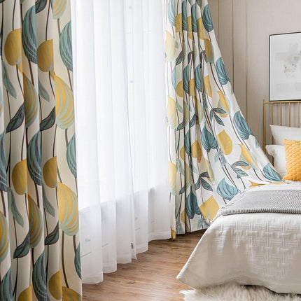 Gardin med fargerikt skandinavisk mønster