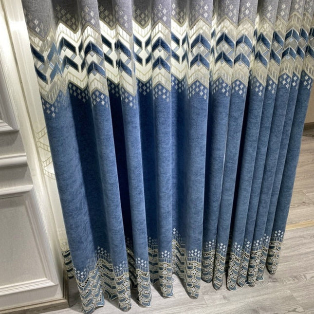 Brodert fløyelsgardin med geometrisk mønster