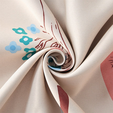 Lystett gardin med moderne tremønster