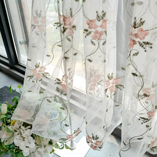 Landlig kjøkkengardin med blomsterbroderi