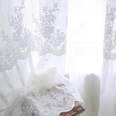 Elegant blonde gardin med blomstermotiv