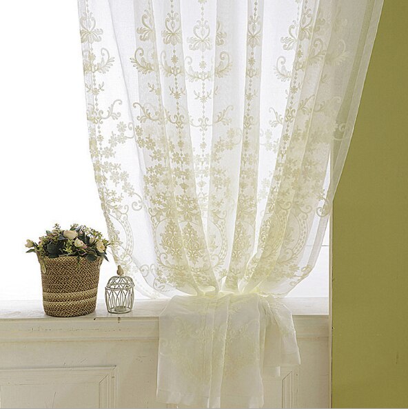 Gjennomsiktig gardin med elegant broderi