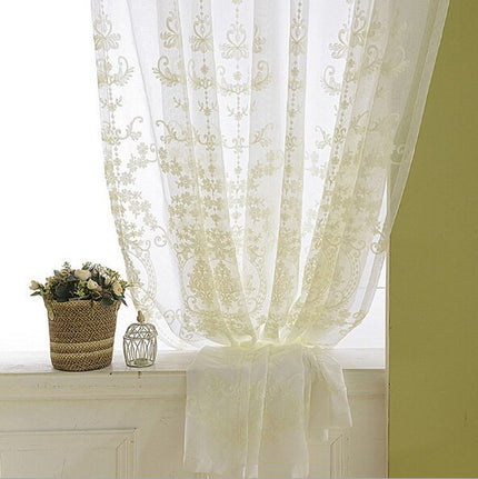 Gjennomsiktig gardin med elegant broderi
