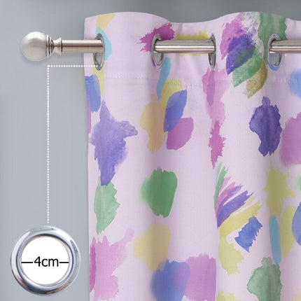 Fargerik gardin med abstrakt mønster