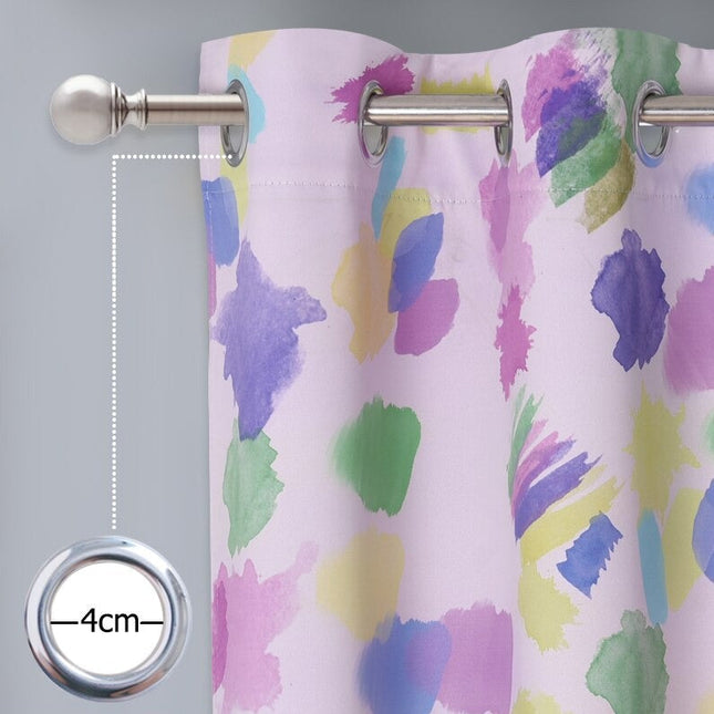 Fargerik gardin med abstrakt mønster