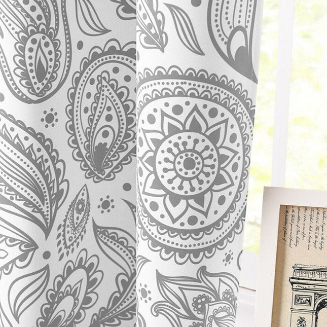 Dekorativ gardin med grått paisleymønster