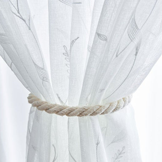 Lett gardin med botanisk mønster