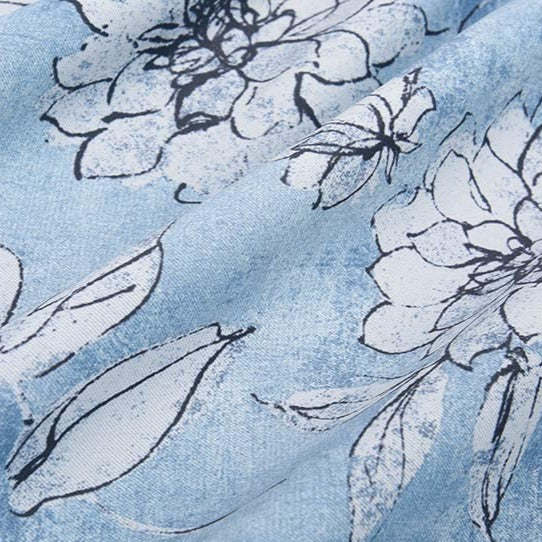 Lystett gardin med blått blomstermønster